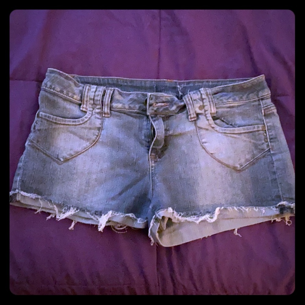 Super cute LEI low rise short shorts